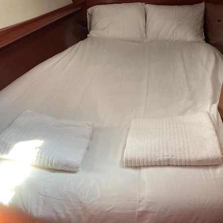 Sea Bloom - Sleep & Sail In Tejo Hotel Lisbon Luaran gambar