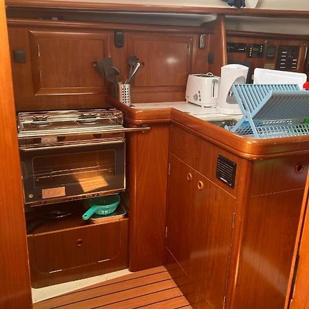Sea Bloom - Sleep & Sail In Tejo Hotel Lisbon Luaran gambar
