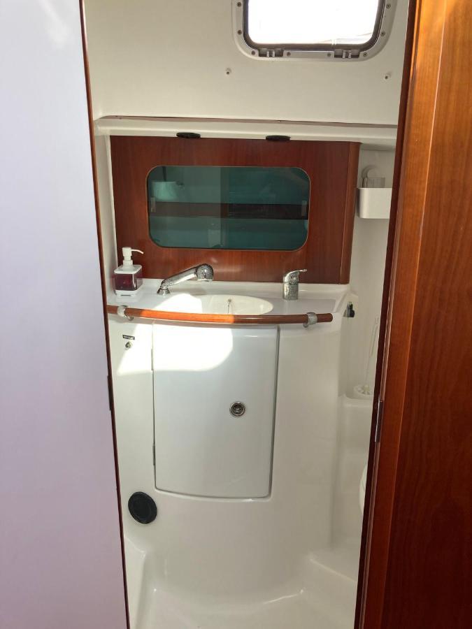 Sea Bloom - Sleep & Sail In Tejo Hotel Lisbon Luaran gambar